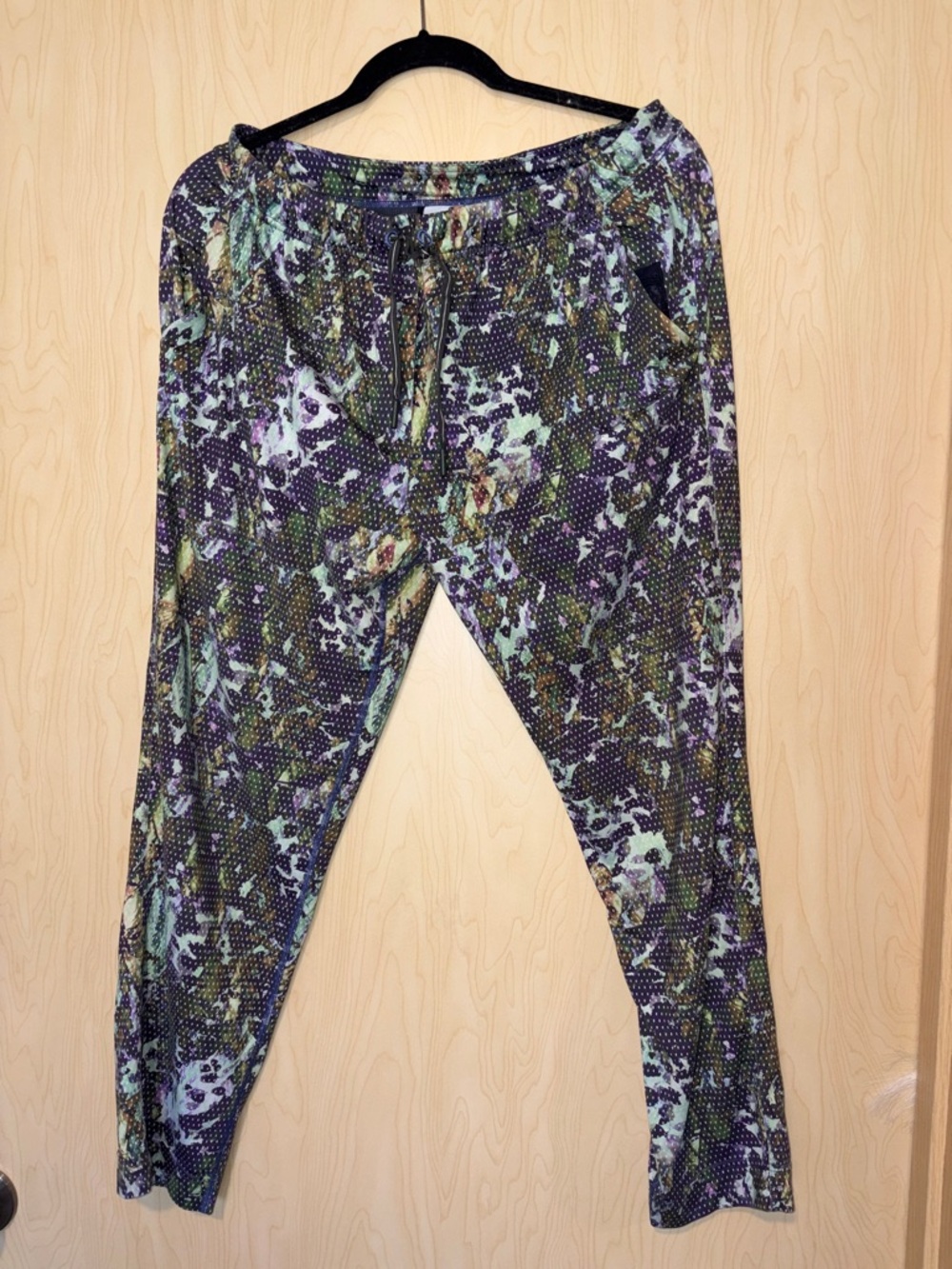 Lululemon Jet Crop *Luxtreme (Slim)
Floral Sport White Multi 8